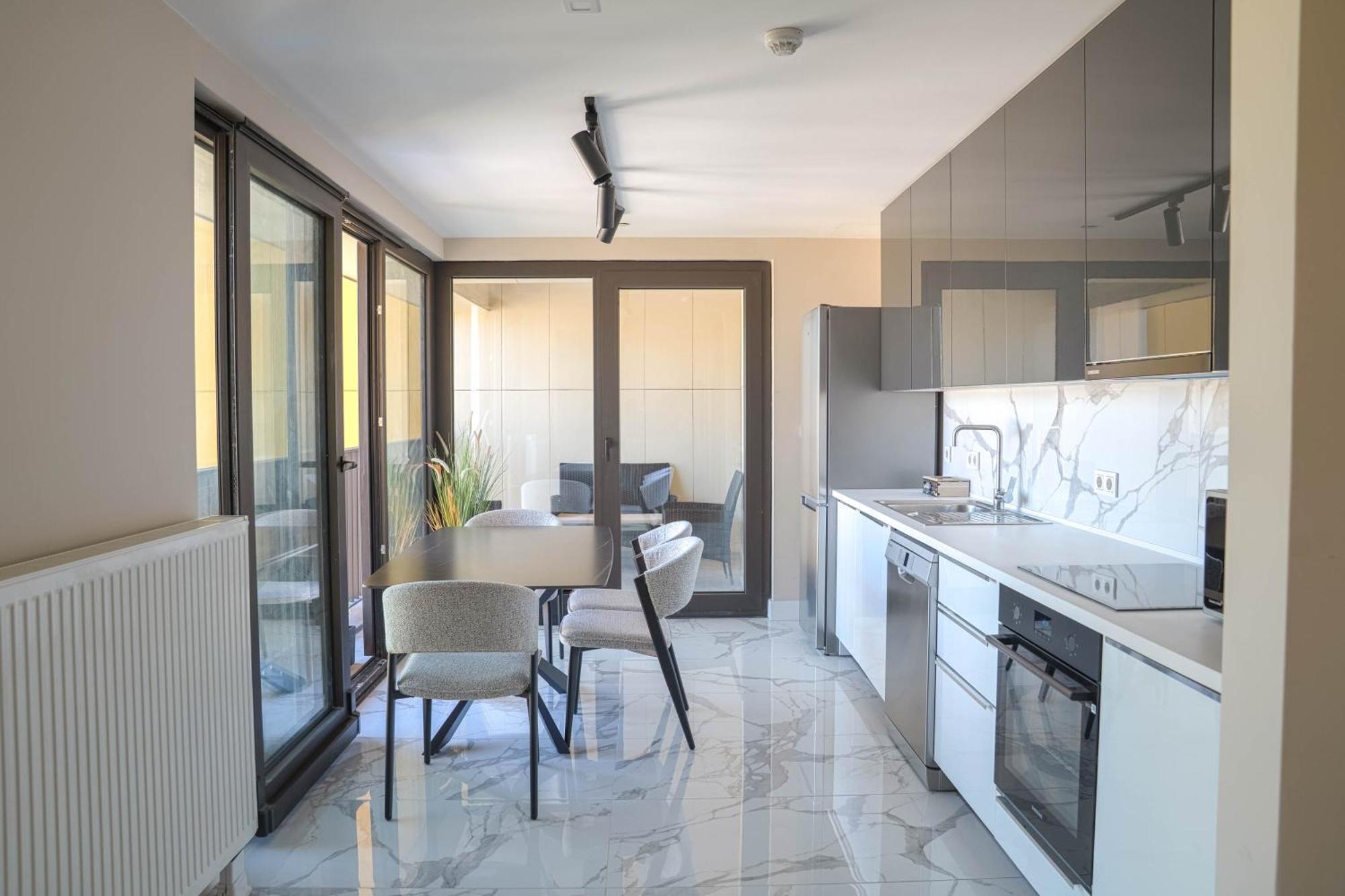 180° View Apartment In Diamond Building Скопье Экстерьер фото