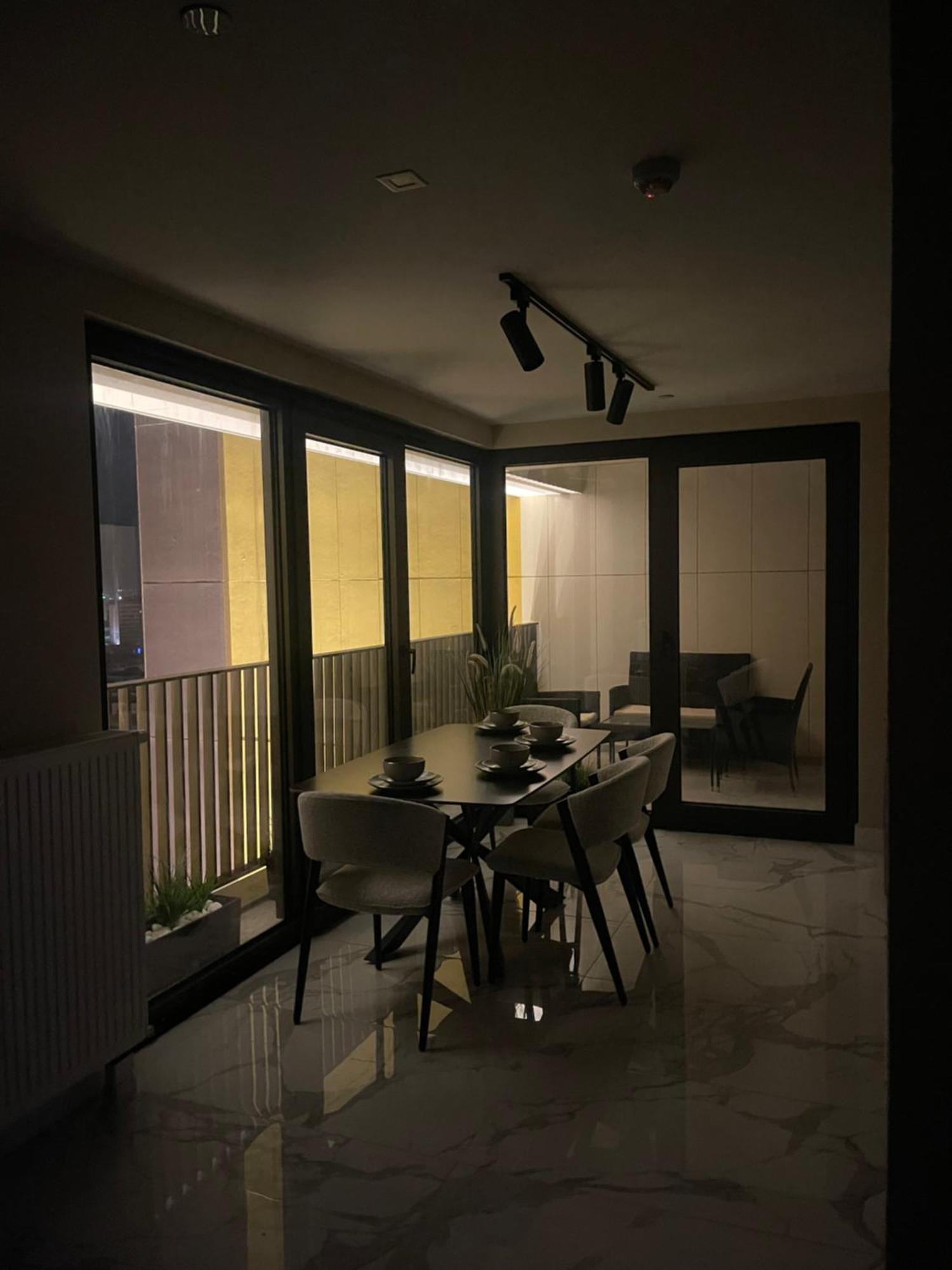 180° View Apartment In Diamond Building Скопье Экстерьер фото